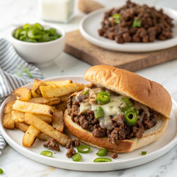 Вкусный филадельфийский чизстейк с картошкой фри на простом деревенском столе. Генеративный ИИ - RomanZ