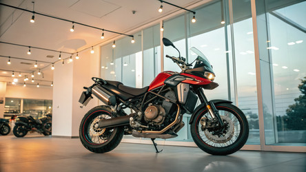 Мотоцикл Triumph представлен в современном выставочном зале с использованием генеративного искусственного интеллекта - RomanZ