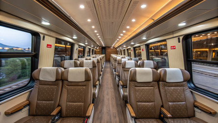 Элегантный интерьер Lanta Tren с просторными сиденьями и генеративным искусственным интеллектом - RomanZ