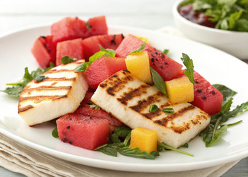 Освежающий летний салат с жареным сыром и фруктами (генеративный ИИ) - RomanZ