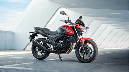 Мотоцикл Bajaj Pulsar представлен в современной городской обстановке с использованием генеративного искусственного интеллекта - RomanZ