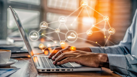 Специалист по бизнесу работает на ноутбуке с использованием облачных технологий и генеративного искусственного интеллекта - RomanZ