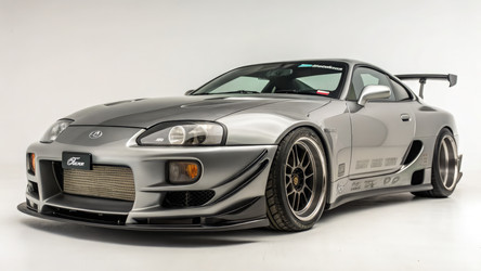 Toyota Supra с кастомным обвесом, продемонстрированная в студийных условиях с использованием генеративного искусственного интеллекта - RomanZ