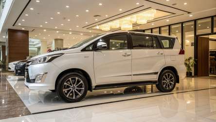 Стильный стенд Kijang Innova в роскошном автосалоне - дизайн, созданный с помощью ИИ - RomanZ