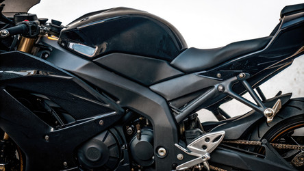 Мотоцикл Yamaha YZF на белом фоне с акцентом на дизайнерские особенности - RomanZ
