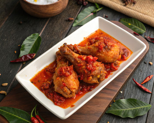 Индонезийская кухня Паданг с острым блюдом из курицы. Генеративный искусственный интеллект - RomanZ