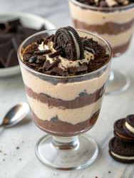 Восхитительный шоколадный парфе с печеньем Oreo, представленный в прозрачном стекле (генеративный ИИ) - RomanZ