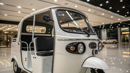 Очаровательный белый электрический авторикша в роскошном автосалоне, созданный с помощью генеративного ИИ - RomanZ