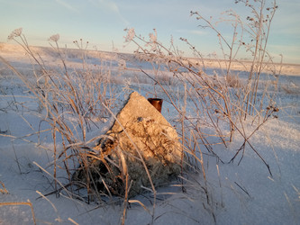 Камень в поле в закатных лучах - Sandora