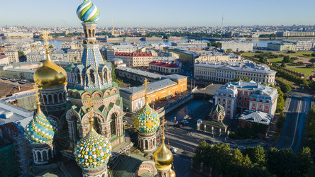 Вид с воздуха на храм Спаса на Крови рядом с парком в историческом и одновременно современном Санкт-Петербурге на солнечном летнем рассвете - WertigoNice
