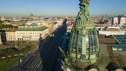 Вид с воздуха крупным планом на Дом компании «Зингер» в Санкт-Петербурге — городе, сочетающем в себе историческое и современное, — на солнечном летнем рассвете - WertigoNice