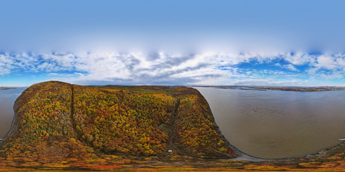 Панорама, вид с воздуха на «Рыжий лес» на гряде холмов у реки золотой осенью; Россия, Комсомольск-на-Амуре - WertigoNice