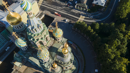 Вид с воздуха крупным планом на купол храма Спаса на Крови в Санкт-Петербурге — городе, сочетающем в себе историческое и современное, — на солнечном летнем рассвете - WertigoNice