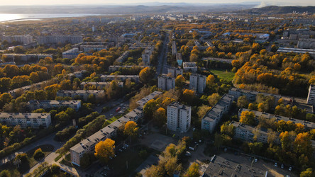 Вид с воздуха, город, закат, осень, главная улица, парк, здание, аллея, луг, горы - WertigoNice