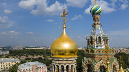 Вид с воздуха на купола храма Спаса на Крови рядом с парком в историческом и одновременно современном Санкт-Петербурге в исключительно солнечный летний день - WertigoNice