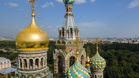 Вид с воздуха на храм Спаса на Крови рядом с парком в историческом и одновременно современном Санкт-Петербурге в солнечный летний день (ракурс вблизи крыши) - WertigoNice
