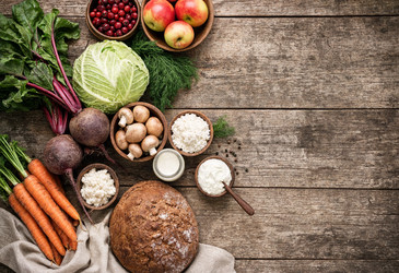 Русская сезонная композиция из овощей, хлеба и молочных продуктов - brillenstimmer