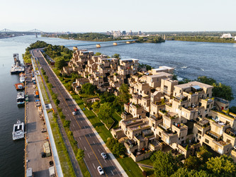 Вид на закат над апартаментами Habitat 67 рядом с рекой Святого Лаврентия, Монреаль, Канада. Вид с дрона - EOS_Canon