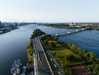 Вид на закат над апартаментами Habitat 67 рядом с рекой Святого Лаврентия, Монреаль, Канада. Вид с дрона - EOS_Canon