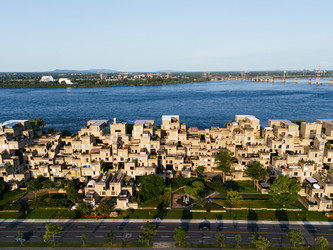 Вид на закат над апартаментами Habitat 67 рядом с рекой Святого Лаврентия, Монреаль, Канада. Вид с дрона - EOS_Canon
