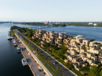 Вид на закат над апартаментами Habitat 67 рядом с рекой Святого Лаврентия, Монреаль, Канада. Вид с дрона - EOS_Canon