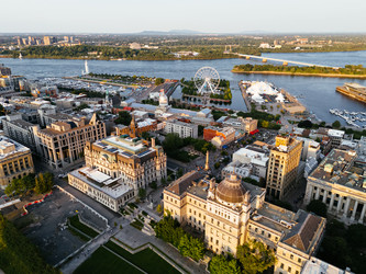 Вид с дрона на набережную Старого порта с развлекательной площадкой и мостом Жака Картье на заднем плане. Монреаль, Канада - EOS_Canon