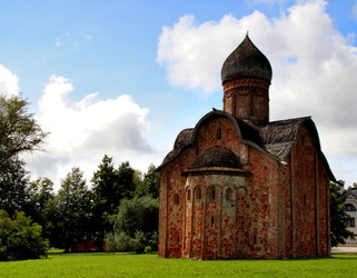 Старинная церковь Петра и Павла в Кожевниках  на зеленой лужайке. Великий Новгород. Россия. Июль 2026г - Zauberfloten