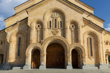 Фасад Цминда Самеба (Святой Троицы), собора Грузинской православной церкви, расположенного в Тбилиси, на холме Святого Илии, Грузия - gumbao