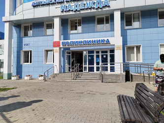 Это вход в поликлинику Алтайского краевого онкологического центра «Надежда» в Барнауле - bykgeniy