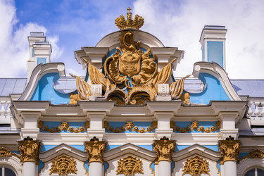 Лепнина короны и золотого герба Российской империи над садовым входом Екатерининского дворца. Царское село. Город Пушкин - Parabuben