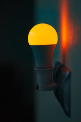 LED Лампа излучает оранжевое свечение в полной темноте - whitesoarer