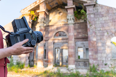 Молодая женщина фотографирует старинную архитектуру - heckmannoleg