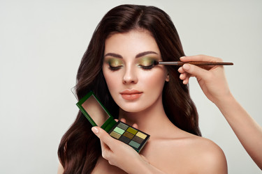 Визажист наносит тени для век - heckmannoleg