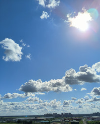 Ясное летнее небо с кучевыми облаками.  Clear summer sky with cumulus clouds - mrina