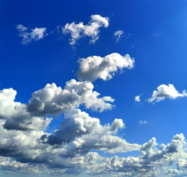 Пустое голубое небо с легкими облаками. Фон для дизайна и рекламы. Empty blue sky with light clouds. Background for design and advertising - mrina