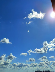 Голубое небо с белыми пушистыми облаками. Дневной пейзаж. EN: Blue sky with white fluffy clouds. Daytime landscape - mrina