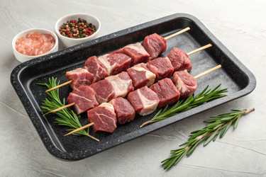 Шашлыки из свежего мяса, приготовленные для жарки на гриле дома. Генеративный искусственный интеллект - RomanZ