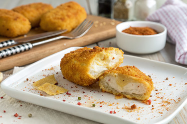 Хрустящие жареные закуски с начинкой из сливочного сыра и курицы (генеративный ИИ) - RomanZ