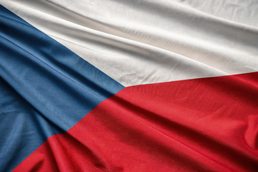 Флаг Чешской Республики развевается под ярким солнечным светом. Генеративный ИИ - RomanZ