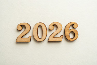 Деревянные цифры 2026, расположенные на светлом фоне, созданные с помощью генеративного ИИ - RomanZ