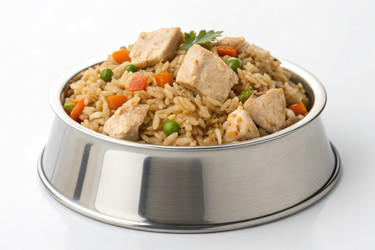 Вкусное блюдо из курицы и риса, подаваемое в миске из нержавеющей стали, для сытного обеда. Генеративный искусственный интеллект - RomanZ