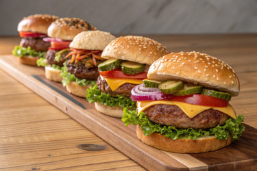 Вкусные бургеры подаются на деревянном подносе в ресторане, использующем генеративный искусственный интеллект - RomanZ