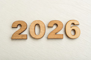 Деревянные цифры, образующие 2026 год на световой поверхности (генеративный ИИ) - RomanZ