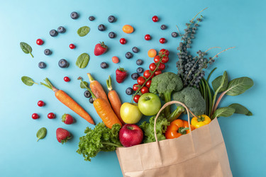 Ассортимент свежих продуктов, упакованных в бумажный пакет, создан с помощью генеративного искусственного интеллекта синего цвета - RomanZ