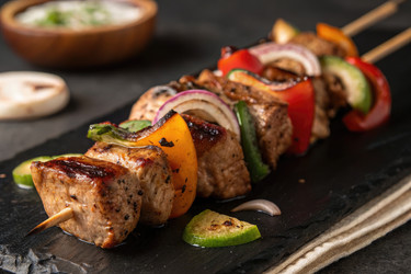 Вкусные шашлыки из мяса на гриле, подаваемые со свежими овощами. Генеративный искусственный интеллект - RomanZ