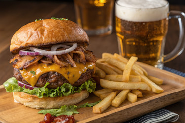 Сочный чизбургер с картошкой фри и пивом на деревянном столе. Генеративный ИИ - RomanZ