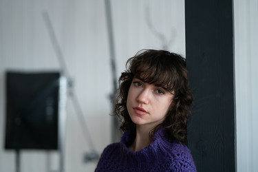 Портрет красивой молодой женщины в студии - JArt