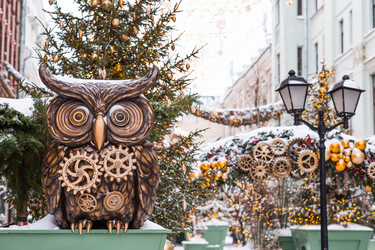 A steampunk-style snowy owl at a winter holiday fair — a journey to Christmas in Moscow. A beautiful Christmas background. The concept of Christmas decorations and New Year’s decor for 2027 - PhotoJuli