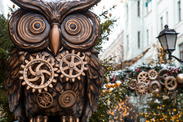 A steampunk-style snowy owl at a winter holiday fair — a journey to Christmas in Moscow. A beautiful Christmas background. The concept of Christmas decorations and New Year’s decor for 2027 - PhotoJuli