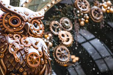 A steampunk-style snowy owl at a winter holiday fair — a journey to Christmas in Moscow. A beautiful Christmas background. The concept of Christmas decorations and New Year’s decor for 2027 - PhotoJuli